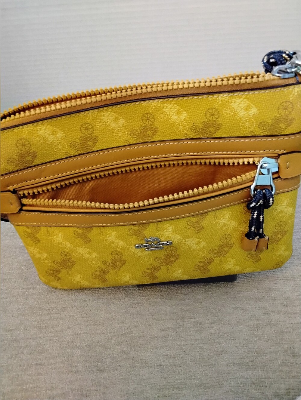 Coach Galllery Horse & Carraige Yellow Print with Tan Leather Trim - Picture 3 of 8